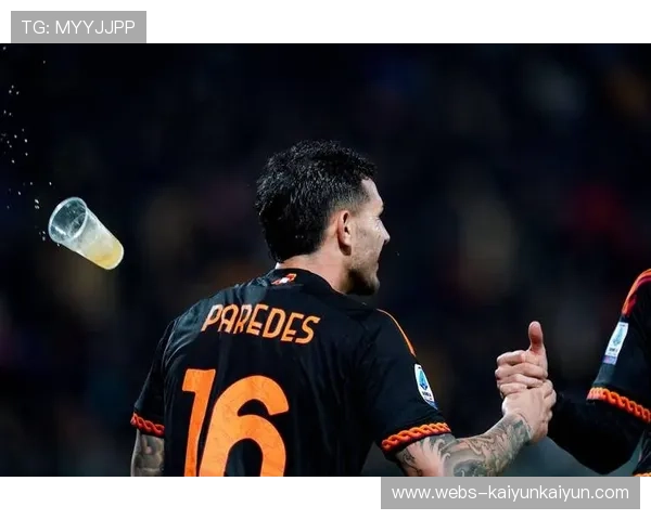 老将点球罚失后获队友安慰，看齐球迷掌声鼓励