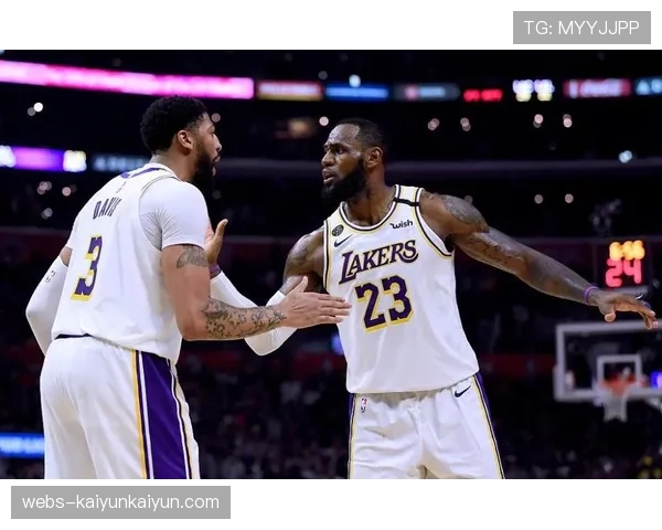 特写：詹姆斯与安东尼-戴维斯在场边激烈讨论防守策略